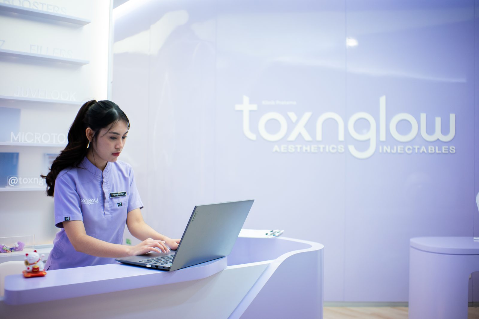 Toxnglow front desk